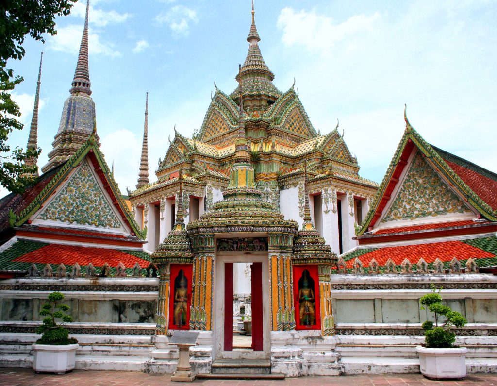 Visit Wat Pho and Wat Arun with Local Expert